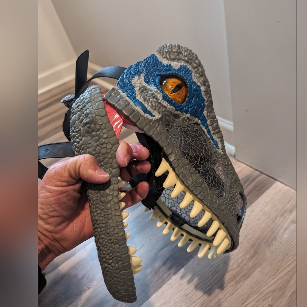 2017 Mattel Jurassic World Mask Velociraptor "Blue"